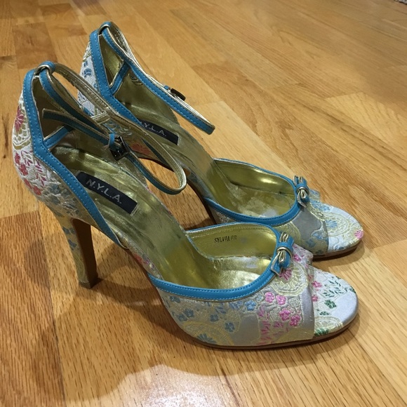 VTG Nyla Sylvia Floral Gold Brocade Peep Toe Heels - Picture 2 of 4